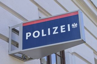 Čtrnáctiletá dívka ubodala ženu na vídeňském hřbitově. Čin si natáčela - Novinky